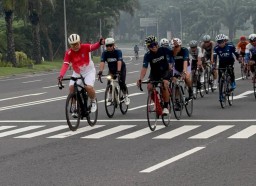 Puluhan Pesepeda Ikuti Gowes Bersama di Grand Island Loop Pakuwon Surabaya Dipimpin Dokter Agung Mulyono