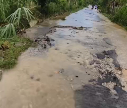 Jalan Kabupaten di Sokobanah Sampang Rusak Parah Diterjang Hujan Deras, Warga Tagih Janji Pemerintah