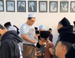 Jumat Legi Penuh Cinta: Kades Ketapang Daya Sampang Gelar Santunan untuk Anak Yatim
