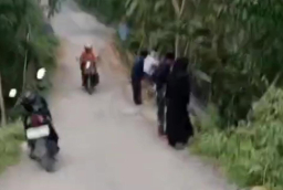 Warga Sampang Desak Slamet Junaidi Perbaiki Jalan Tambelangan-Banyuates, Nyawa Jadi Taruhan!