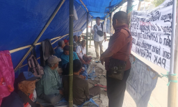 Tenda Aksi Mantan Karyawan Triple S Dibongkar Satpol PP, Buruh: Pemerintah Anti Kritik!