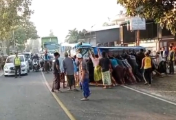 Kecelakaan Beruntun Libatkan Empat Kendaraan di Jrengik Sampang, Kerugian Capai Rp 80 Juta