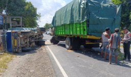 Dua Truk Adu Banteng di Camplong, Jalur Sampang–Pamekasan Macet Total
