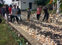 Warga Tlagah Sampang Patungan Bangun Jalan, Pemdes Dituding Cuma Cari Muka