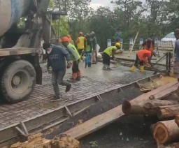 Warga Keluhkan Papan Proyek Jalan Batu Lenggir–Tobai Timur Yang Dikerjakan CV. Kevin Jaya Persada Dipasang Tak Strategis