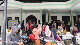 Ratusan Warga Sokobanah Laok Sampang Terima BLTS: Pemdes dan Pos Indonesia Tegaskan Komitmen Sosial