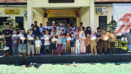 Jumat Berkah Polsek Sokobanah Sampang Gelar Khotmil Qur’an dan Santuni Anak Yatim, Doa Haru Mengiringi Kebersamaan