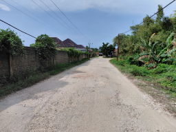 Diduga Akibat Aktivitas Galian C PT SBP, Jalan Poros Trapang–Asem Jaran Rusak Parah