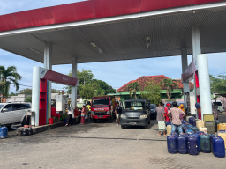 Antrean Mengular, Jerigen Bebas Isi: Dugaan Penyimpangan BBM Bersubsidi di SPBU Sotaber Pamekasan