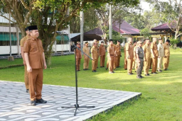 Wabup Bangkalan Fauzan Ja’far Pimpin Apel Pagi, Serahkan Penghargaan Purna Tugas ASN April 2026