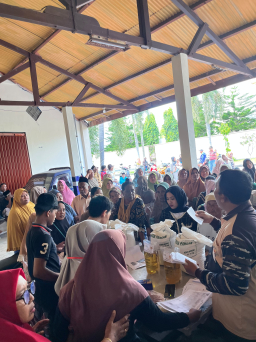453 KPM di Tamberu Timur Sampang Terima Bantuan Beras dan Minyak Goreng, Warga: Sangat Membantu Kebutuhan Keluarga