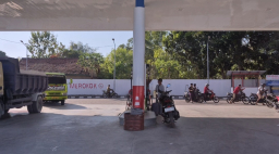 Antrean Mengular di SPBU 54.692.12 Tamberu Barat Sampang, Pengendara Soroti Dugaan Prioritas Pengisian Jeriken