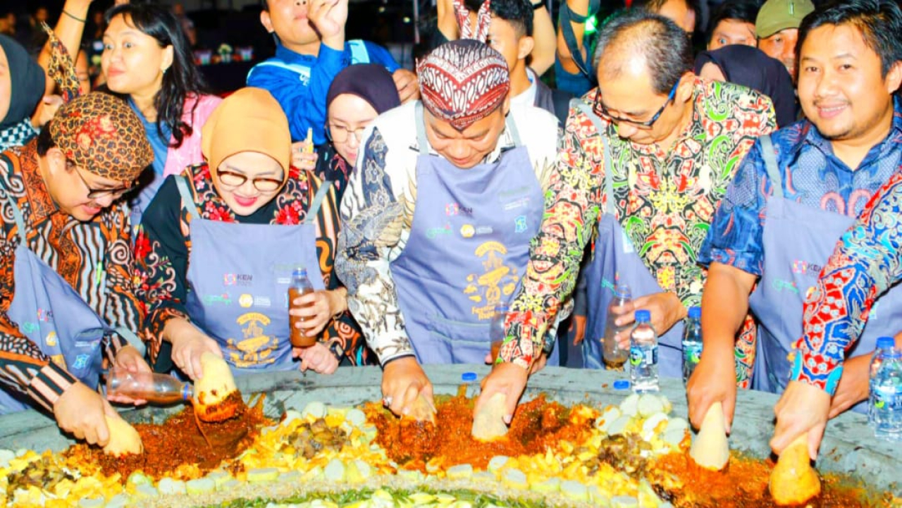Rujak, Hati, dan Surabaya Festival Rujak Uleg Jadi Simbol Persatuan di Tengah Riuh HJKS ke-732