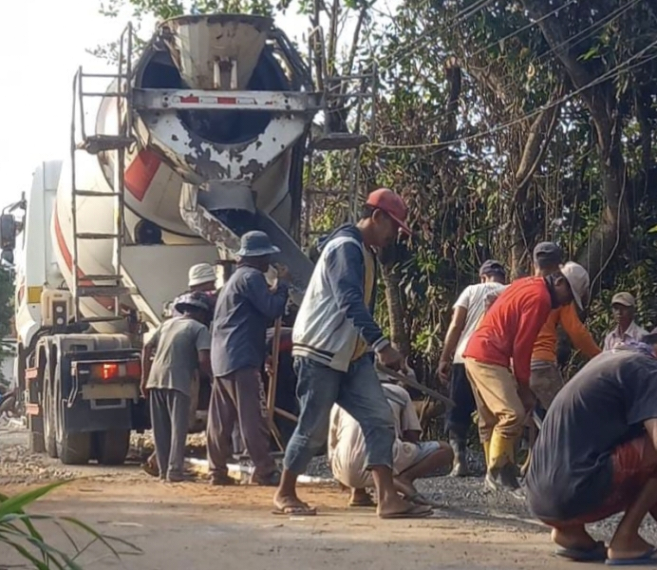 Janji Politik Hanya Jadi Gincu Kampanye, Warga Tlagah Bangun Jalan Kabupaten Secara Swadaya