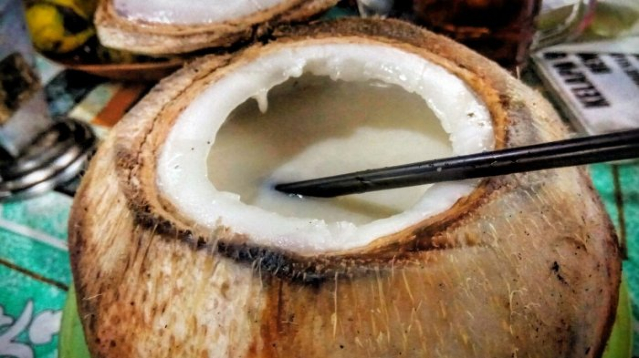 Kelapa Bakar Khas Tamberu Alet, Ramuan Tradisional yang Kian Diburu Pencinta Sehat