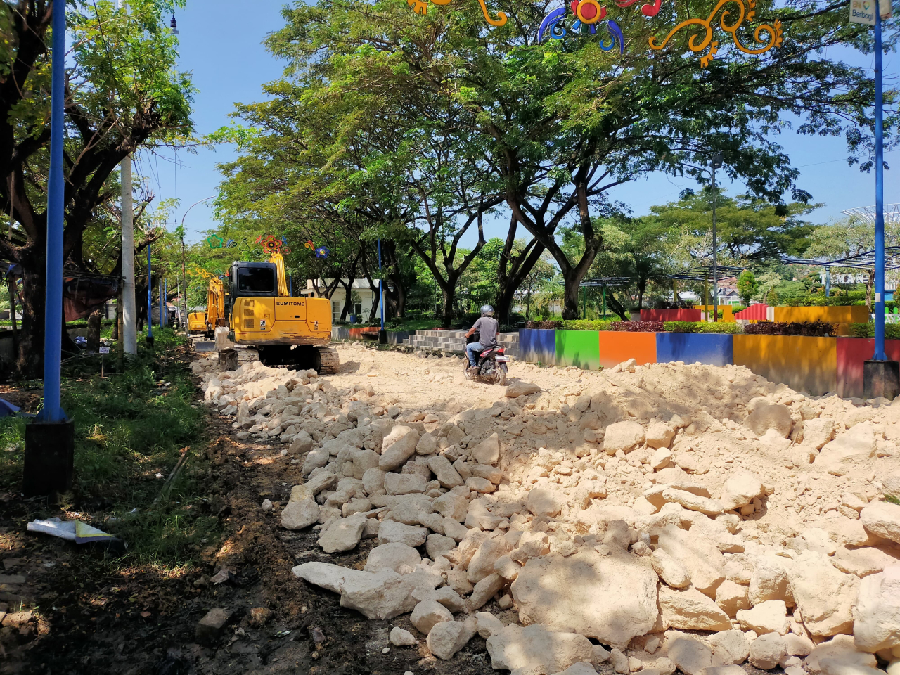 Proyek Jalan Imam Bonjol Sampang Dimulai, DPRD dan Aktivis Desak Transparansi dan Kualitas
