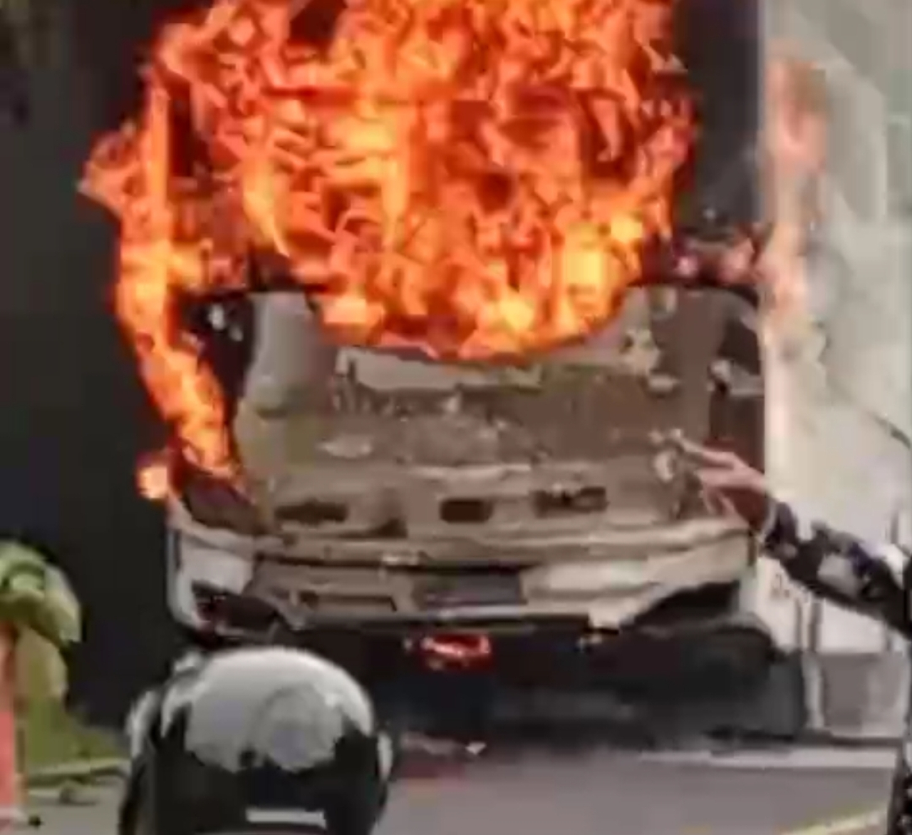 BREAKING NEWS: Bus Pahala Kencana Terbakar di Paterongan Bangkalan, Lalin Sempat Lumpuh