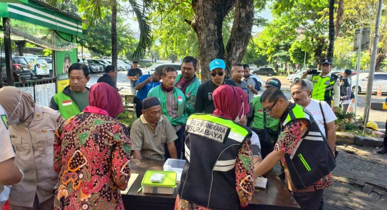 Polda Jatim Gelar Pemeriksaan Kesehatan Gratis untuk Ojol, Ngopi Bareng Bhabinkamtibmas Ramaikan Suasana Polda Jatim Gel