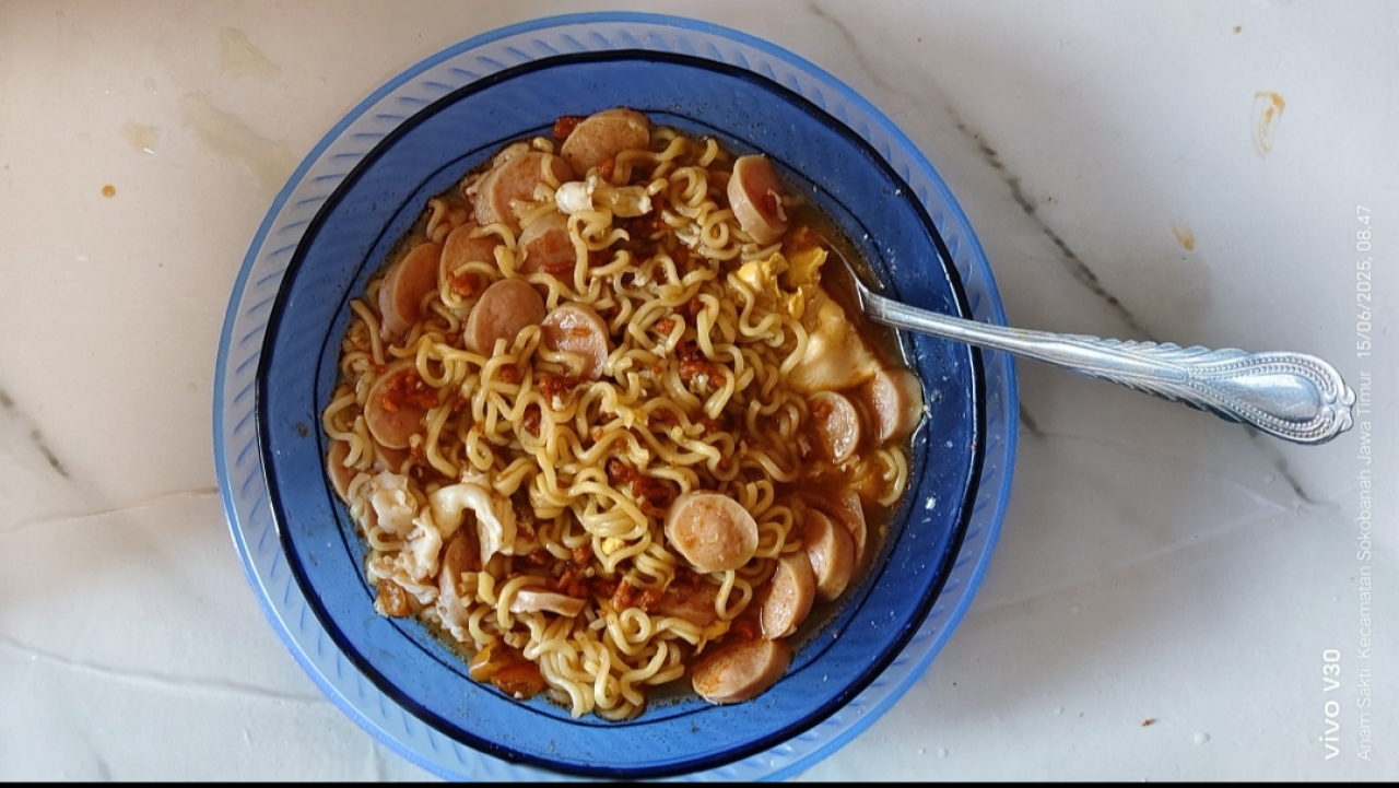 Resep Praktis Mie Campur Sosis, Telur, dan Cabe Solusi Lezat untuk Bapak-Bapak dan Mahasiswa