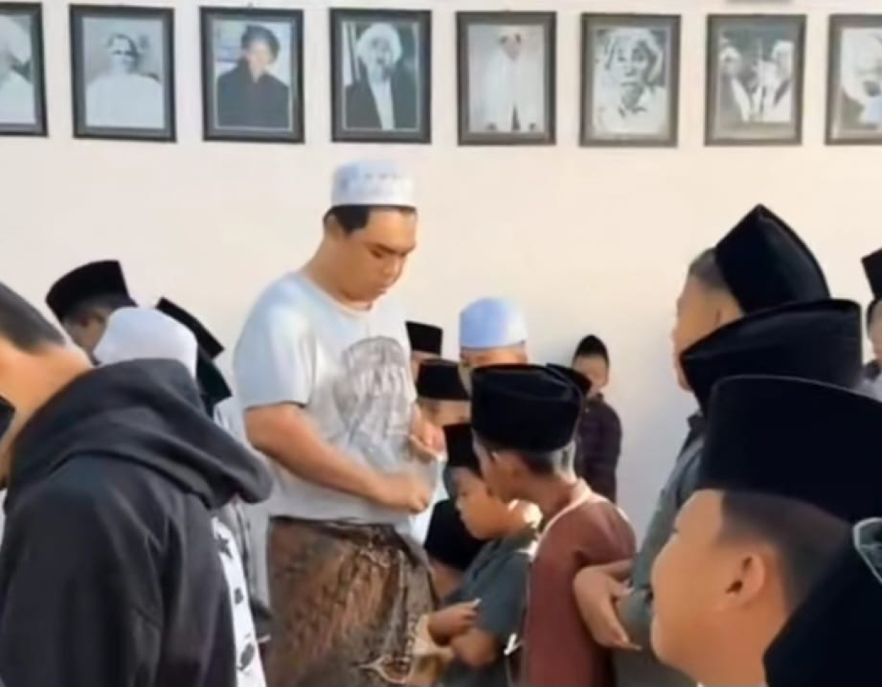 Jumat Legi Penuh Cinta: Kades Ketapang Daya Sampang Gelar Santunan untuk Anak Yatim