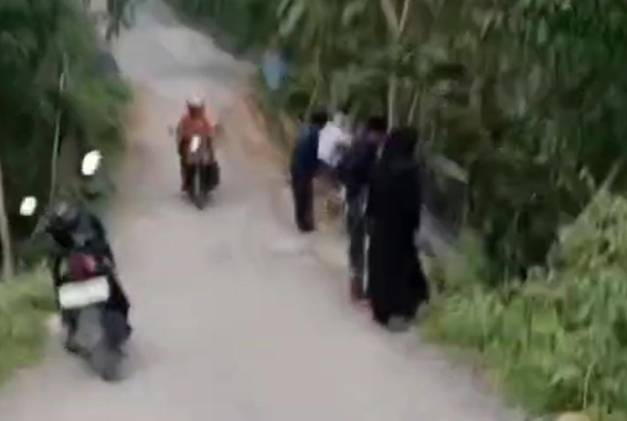 Warga Sampang Desak Slamet Junaidi Perbaiki Jalan Tambelangan-Banyuates, Nyawa Jadi Taruhan!