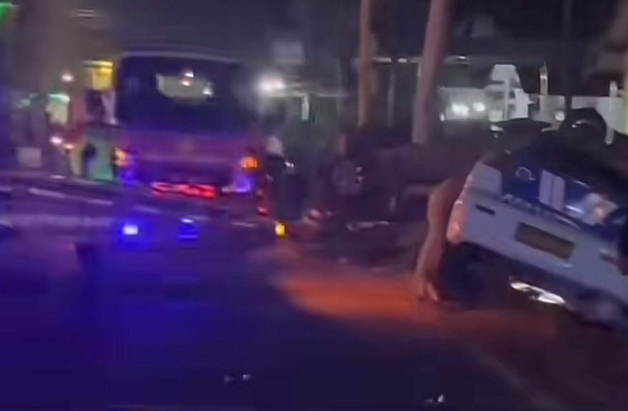 Polisi Kejar Mobil Diduga Pembawa Rokok Ilegal, Tiga Kendaraan Tabrak Rumah di Bangkalan