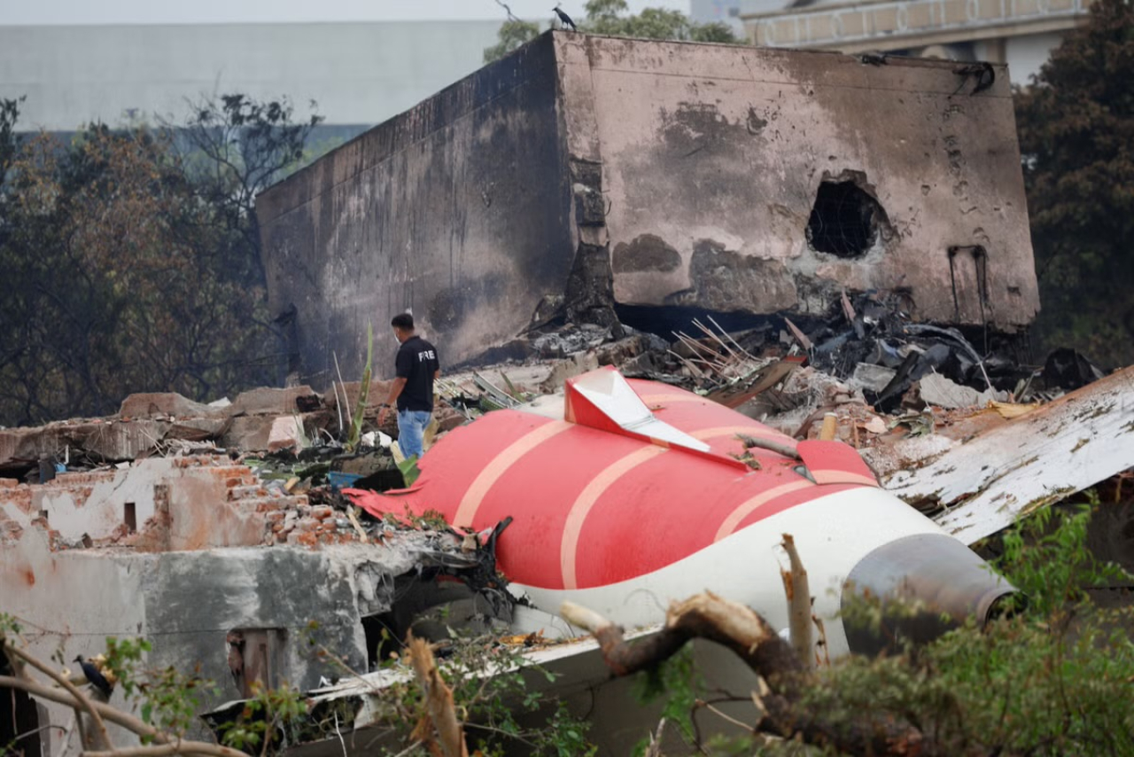 Tragedi Air India: Pesawat Jatuh di Ahmedabad, 241 Tewas, Satu Orang Selamat