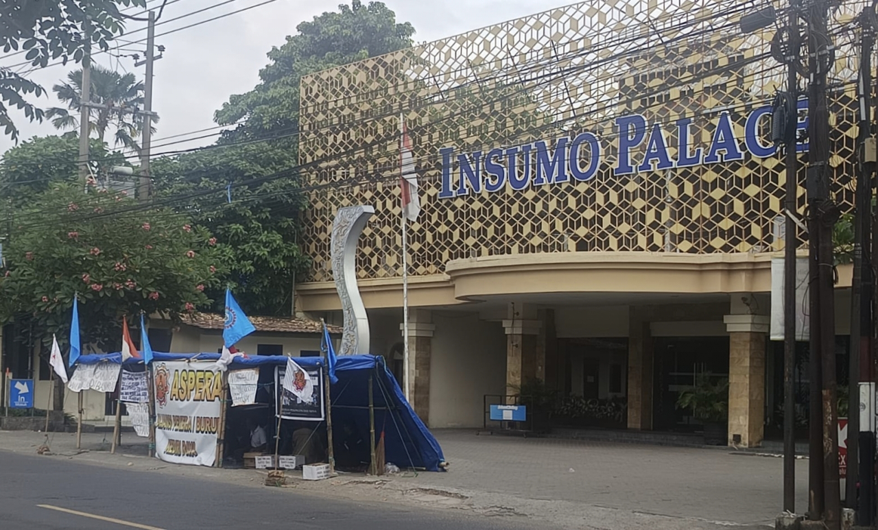 Satpol PP Kediri Bongkar Tenda Aksi Mantan Karyawan Triple S, Buruh: Pemerintah Tak Suka Dikritik