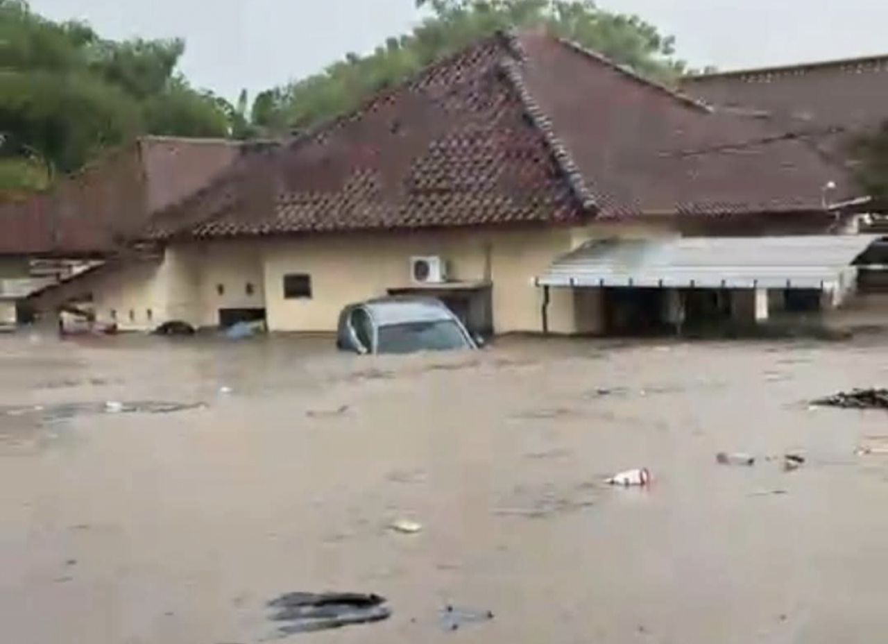 Drainase Mandek, Banjir Jadi Langganan: Mataram Lumpuh, Warga Mengeluh