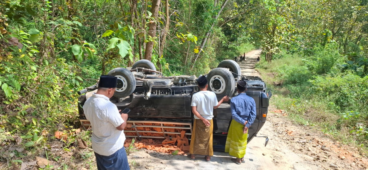 Pickup Bermuatan Genting Terbalik di Tambelangan, Sopir Akui Kelebihan Muatan