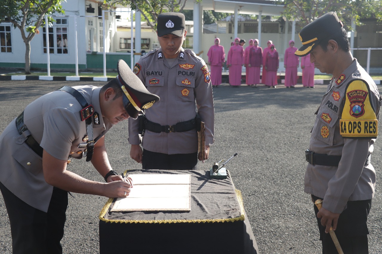 Kapolres Sampang Pimpin Sertijab Kapolsek Ketapang, Tekankan Penyegaran Organisasi
