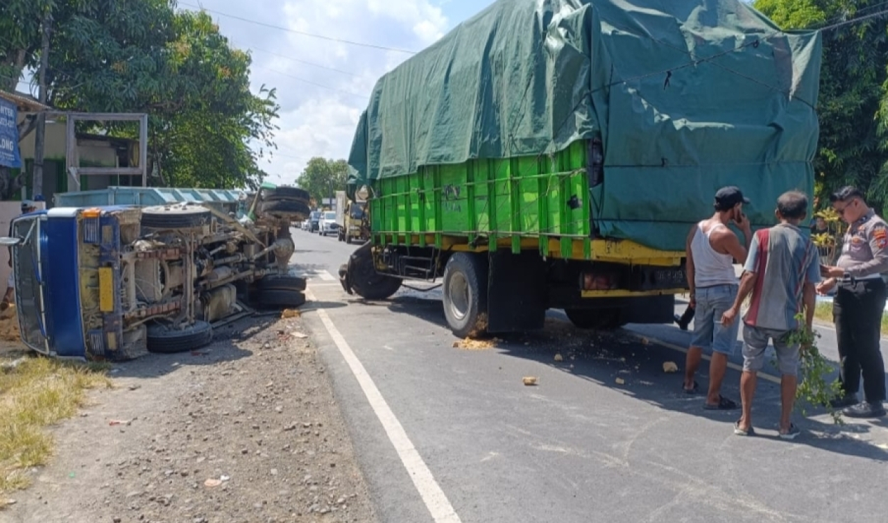 Dua Truk Adu Banteng di Camplong, Jalur Sampang–Pamekasan Macet Total