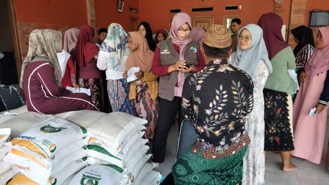 Distribusi Beras Bulog, 606 Keluarga di Desa Tobai Barat Sampang Terima Bantuan