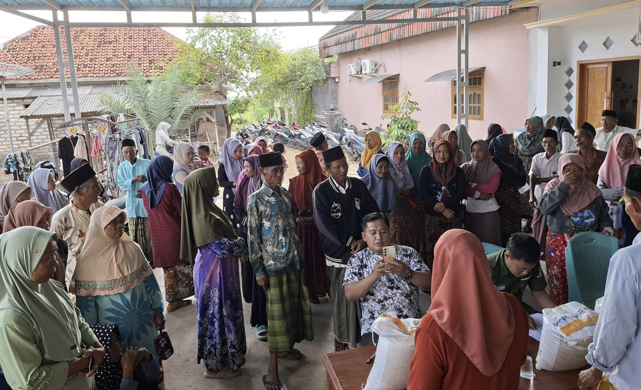 Warga Sokobanah Tengah Sampang Dibuat Kecewa, Bantuan Beras 20 Kg Hanya dapat Separuh.