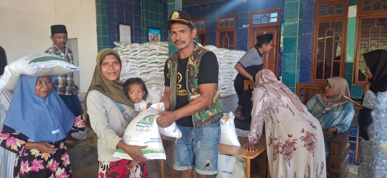 Pemdes Tlambah Sampang Salurkan 3.548 Karung Beras untuk Warga Kurang Mampu