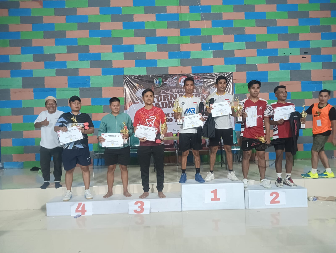 Turnamen Badminton Desa Tlambah Sampang Resmi Ditutup, PB Siliwangi dan PB Putra Desa Raih Juara