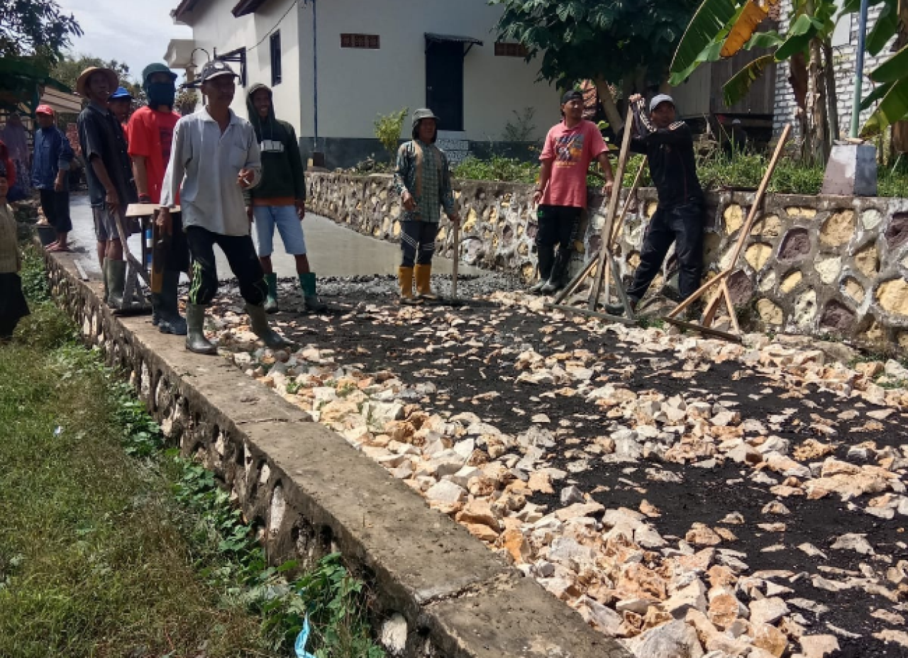Warga Tlagah Sampang Patungan Bangun Jalan, Pemdes Dituding Cuma Cari Muka