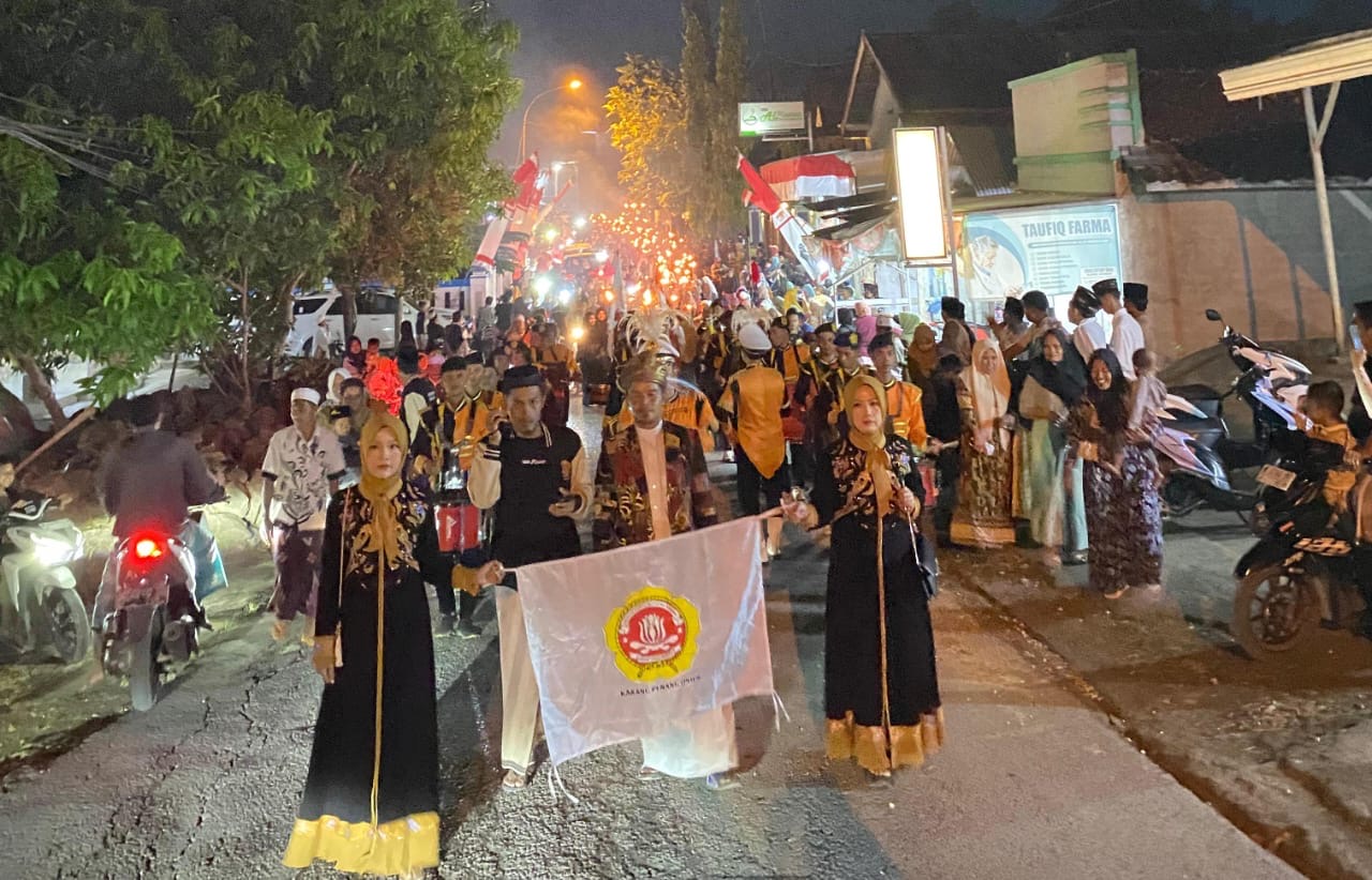 Malam Puncak HUT RI ke-80 di Karang Penang Onjur Sampang Meriah dengan Pawai Obor dan Sholawatan