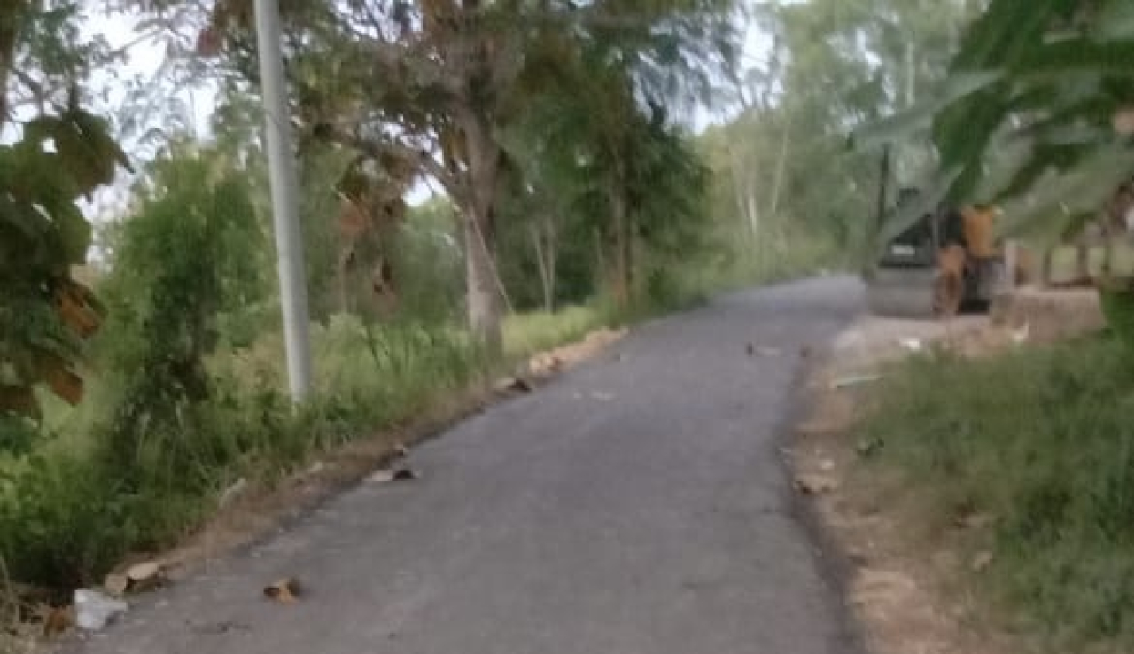 Proyek Pengaspalan di Tapaan Sampang Diduga Tak Sesuai Spek Warga Ancam Laporkan ke APH
