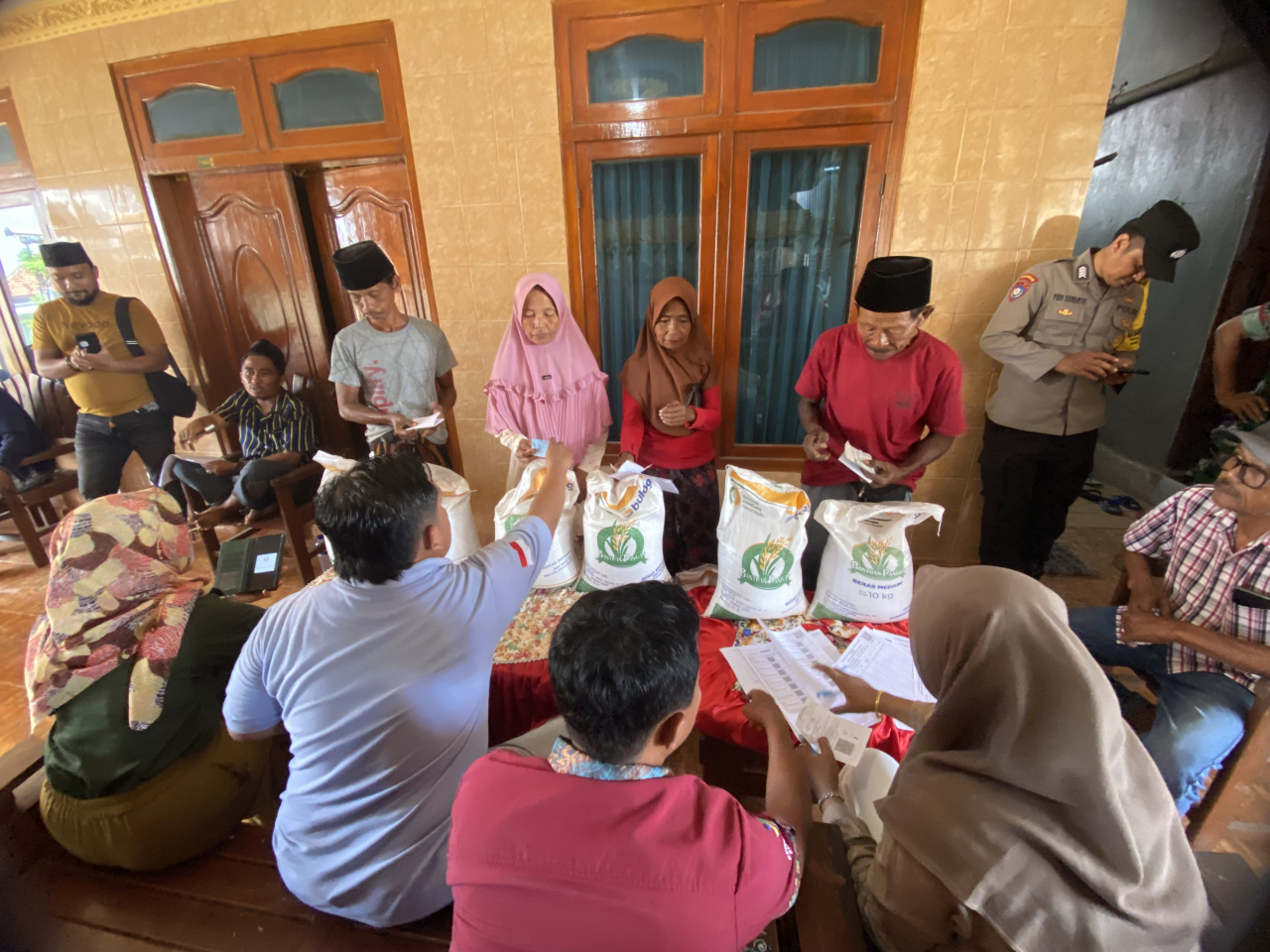 Pemdes Tamberu Laok Sampang, Salurkan Bantuan Beras Kepada Ratusan Warga