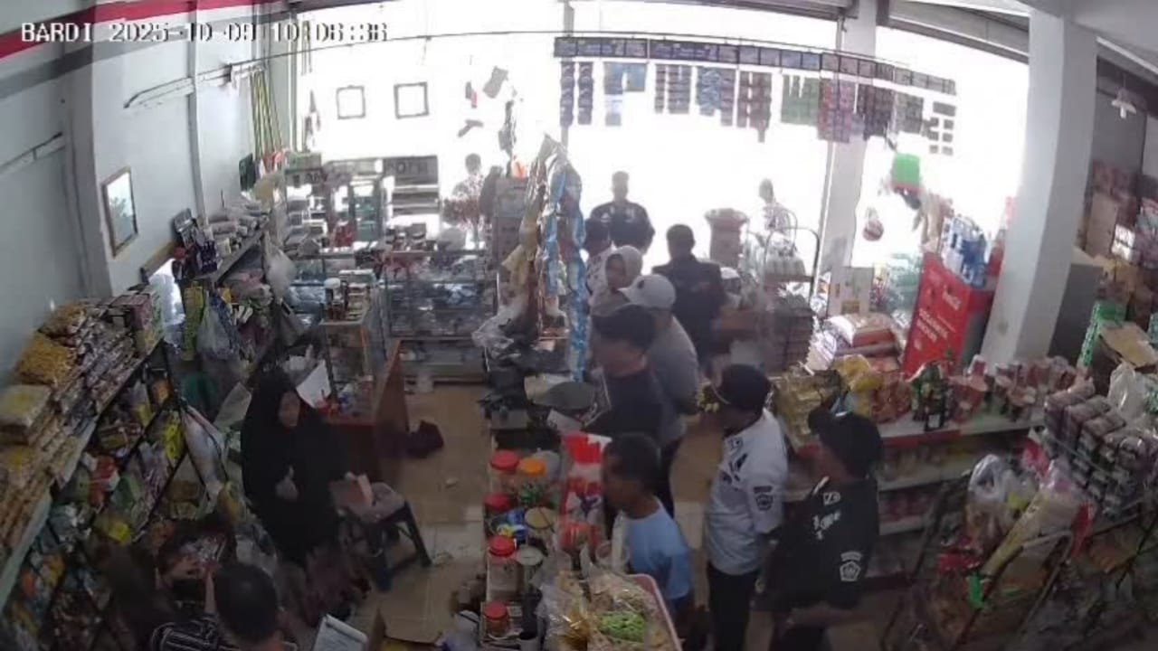 Viral! Ibu-Ibu di Pamekasan Ngamuk Saat Toko Disita Bea Cukai, Sebut Nama “Haji Her” di Depan Petugas