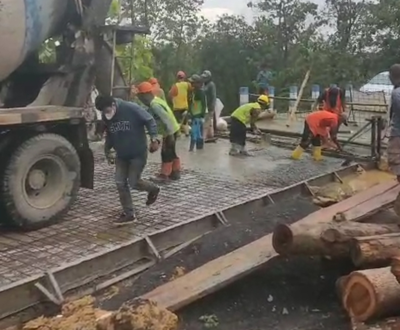 Warga Keluhkan Papan Proyek Jalan Batu Lenggir–Tobai Timur Yang Dikerjakan CV. Kevin Jaya Persada Dipasang Tak Strategis