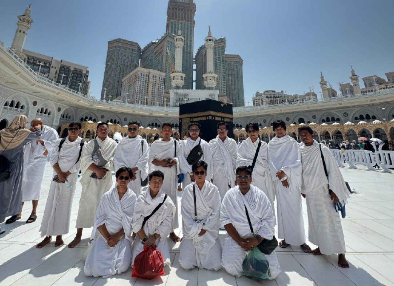 Bersama Alumni, Putra Pengasuh Pesantren Al-Khoziny Turut Badal Umroh untuk Santri yang Meninggal