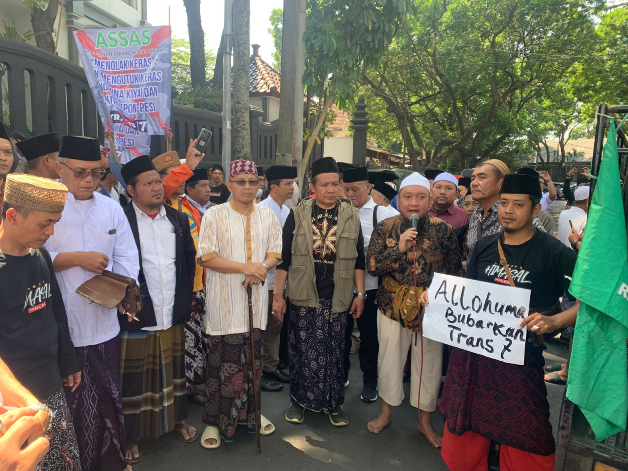 Santri Malang Gelar Aksi Damai di Balai Kota, Tuntut Pencabutan Izin Trans7