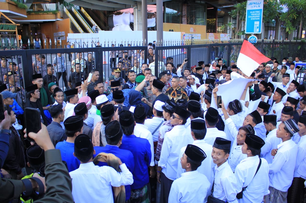 Ratusan Santri Lepelle Kepung The Trans Icon Surabaya, Tuntut Chairul Tanjung Minta Maaf ke Kiai