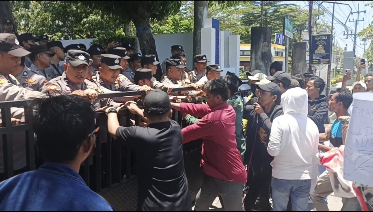 Demo Nakes di Depan Dinkes Sampang Memanas, Massa Sempat Bentrok dengan Petugas Keamanan