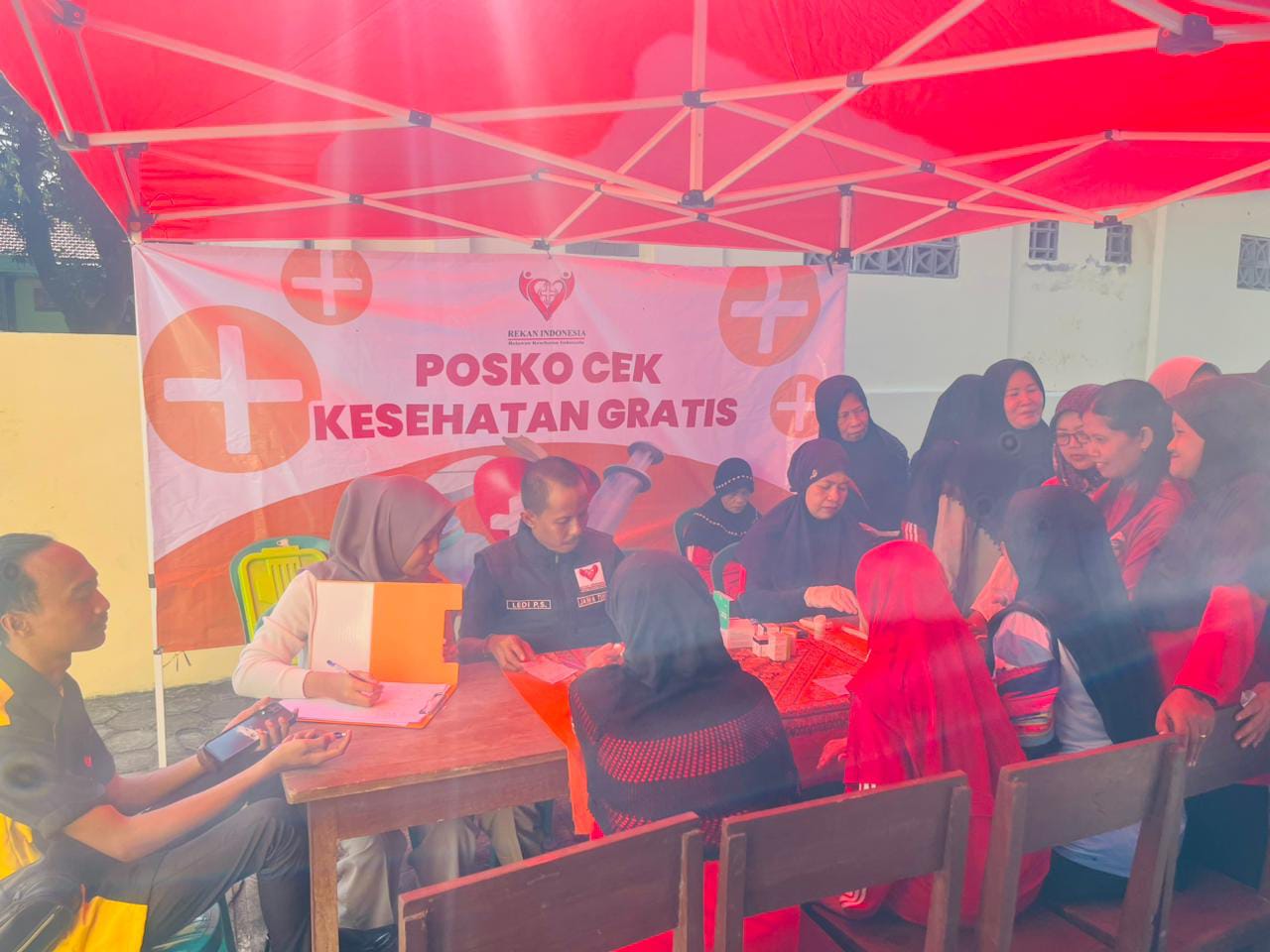 Dekatkan Layanan ke Warga, Rekan Indonesia Kediri Gelar Cek Kesehatan Gratis dan Mobil Sehat