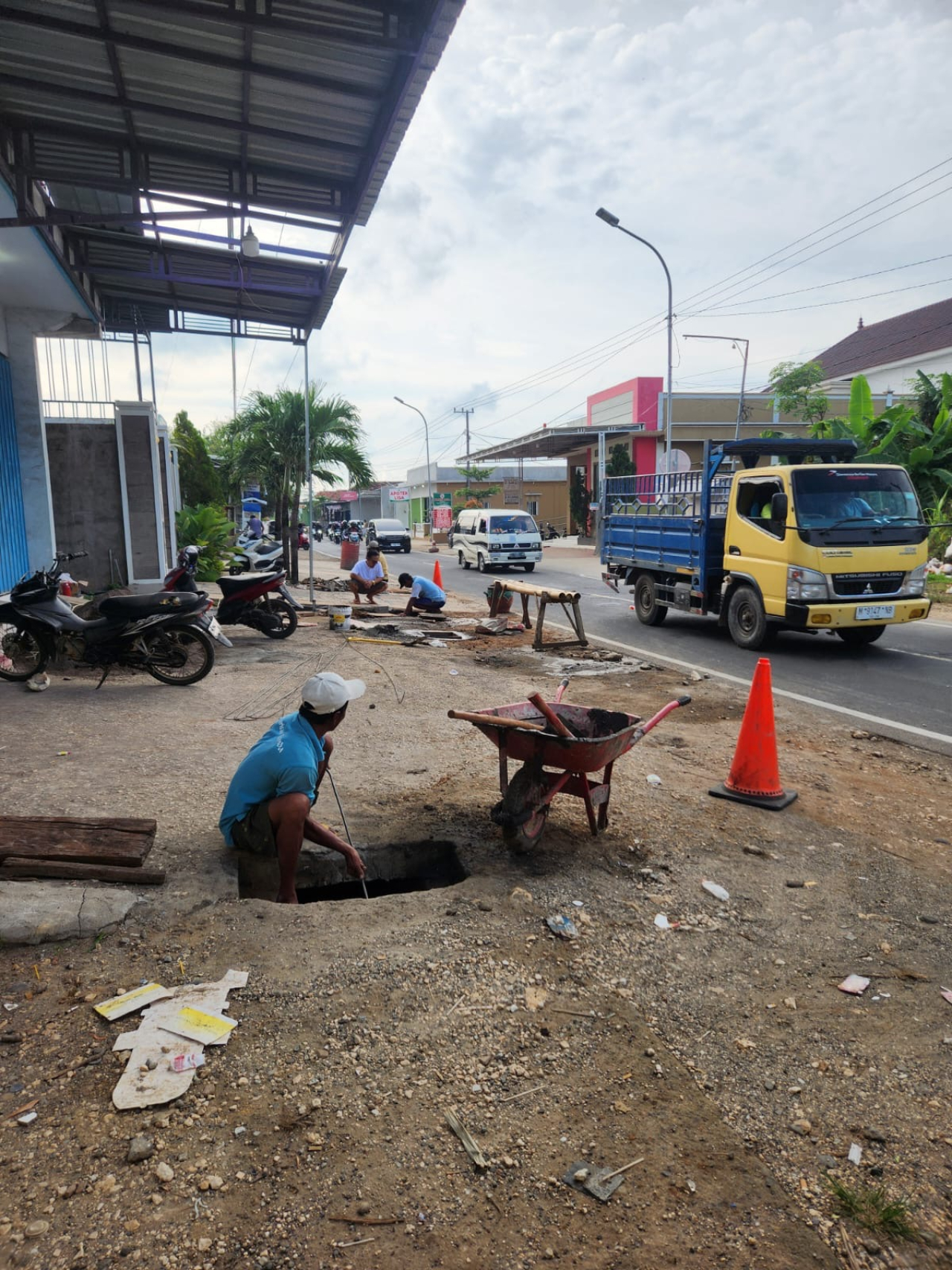 Cegah Banjir di Jalur Pantura Madura, Mantan Kades Batioh Turun Tangan Perbaiki Gorong-Gorong