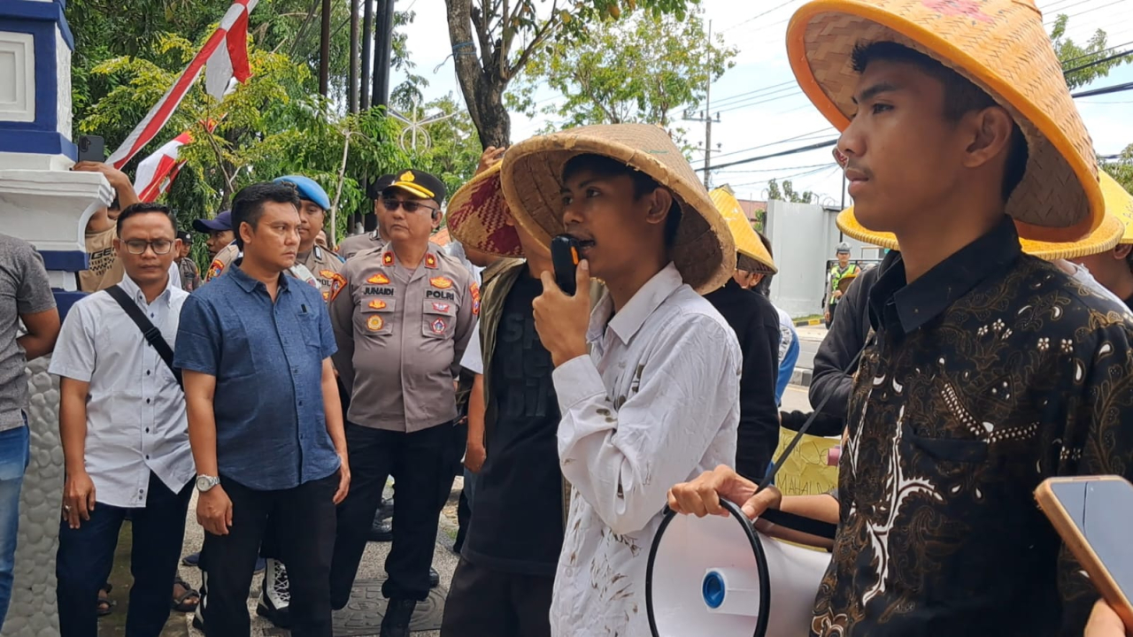 Aliansi Mahasiswa Sampang Demo Disperta KP, Desak Usut Tuntas Hilangnya Hand Traktor Aset Negara