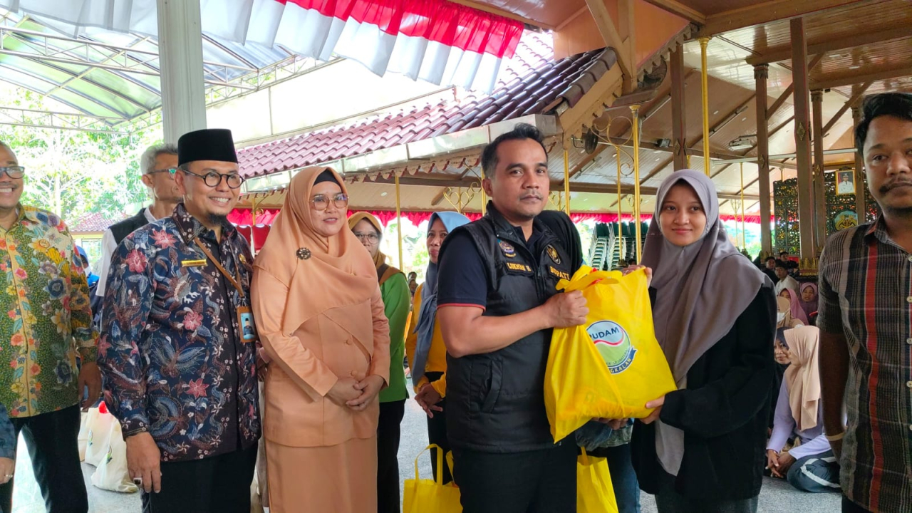 Bupati Bangkalan Salurkan Paket Berkah Ramadan untuk 312 Pasukan Kuning DLH